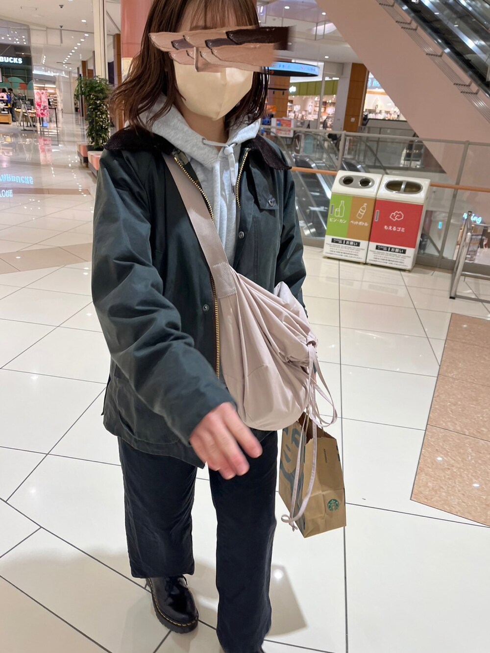 ブラック系のその他パンツ、ブラック系のローファー、ブラック系のミリタリージャケットを着用したレディースの冬コーディネートの2枚目の写真