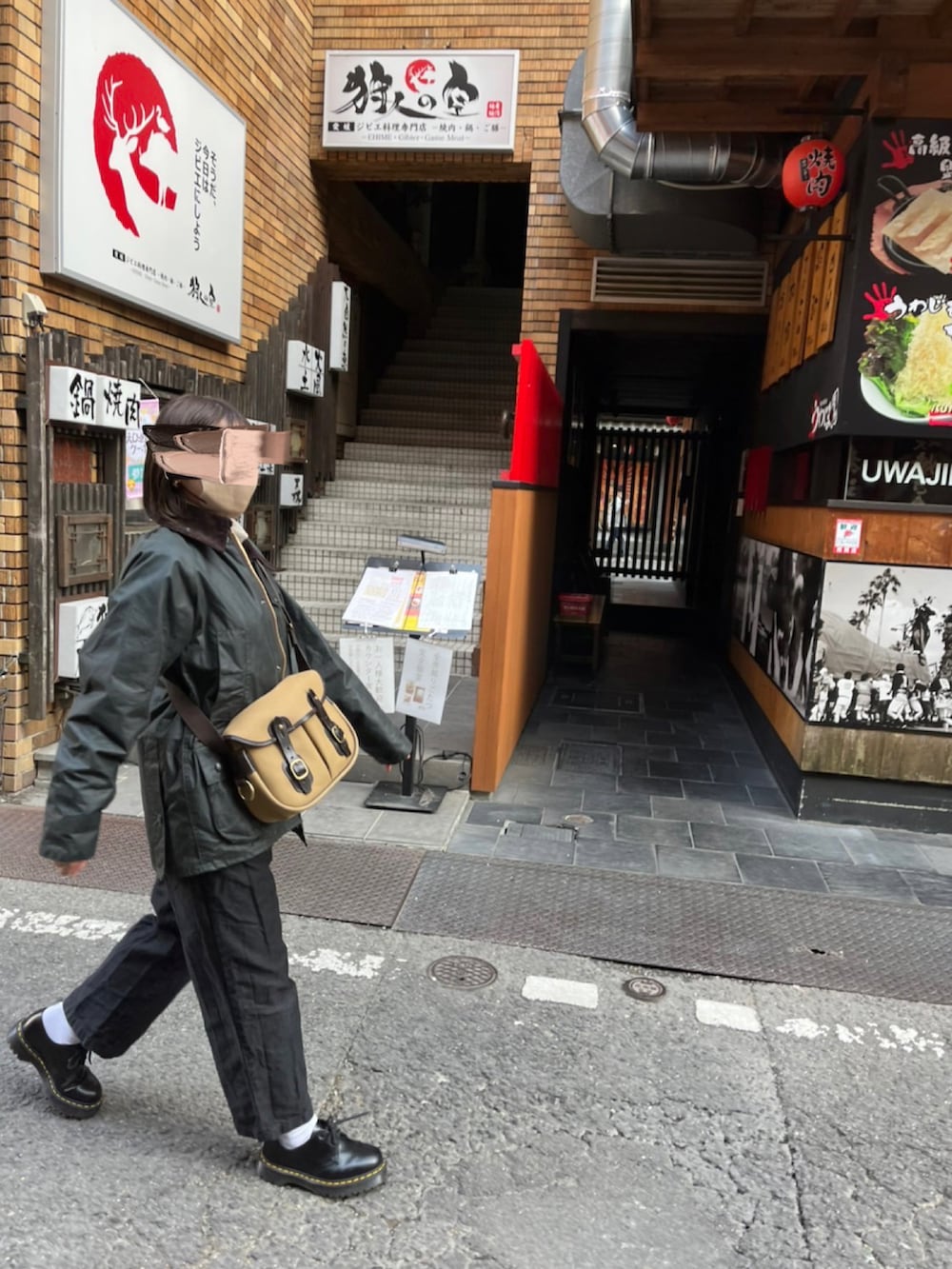 ブラック系のミリタリージャケット、ブラック系のその他パンツ、ブラック系のローファーを着用したレディースの秋コーディネートの2枚目の写真