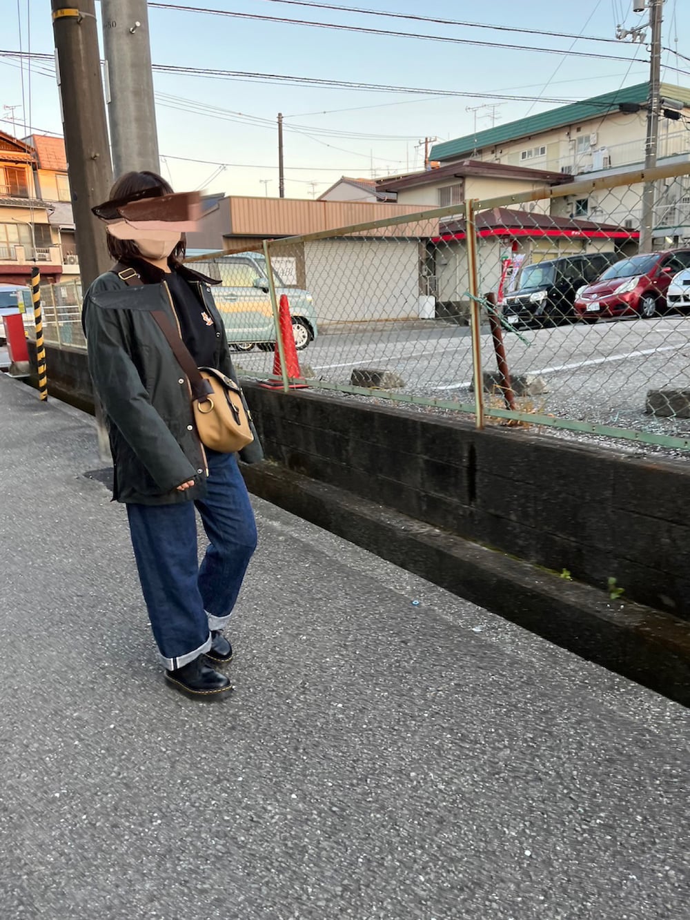 ベージュ系のショルダーバッグ、ブルー系のデニムパンツ、ブラック系のローファーを着用したレディースの冬コーディネートの2枚目の写真