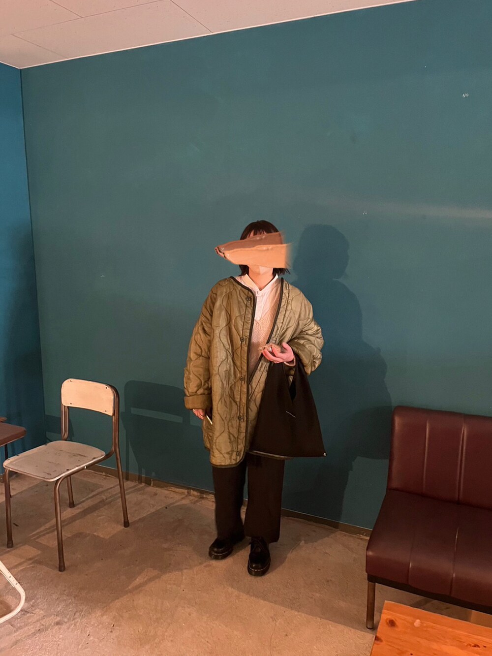 グリーン系のミリタリージャケット、ブラック系のローファー、ブラック系のトートバッグを着用したレディースの冬コーディネートの3枚目の写真