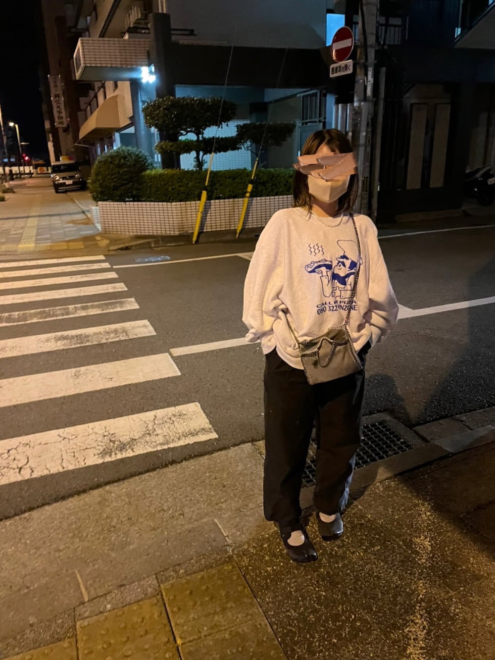 ブラック系のその他パンツ、グレー系のスウェット、グレー系のショルダーバッグを着用したレディースの春コーディネートの2枚目の写真