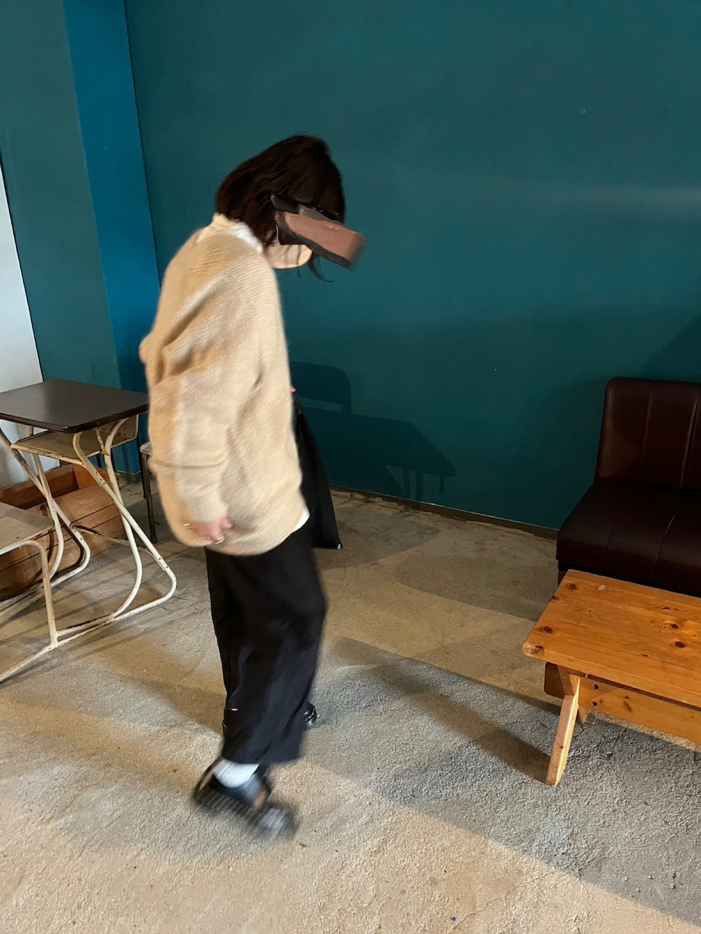 グリーン系のミリタリージャケット、ブラック系のローファー、ブラック系のトートバッグを着用したレディースの冬コーディネートの2枚目の写真