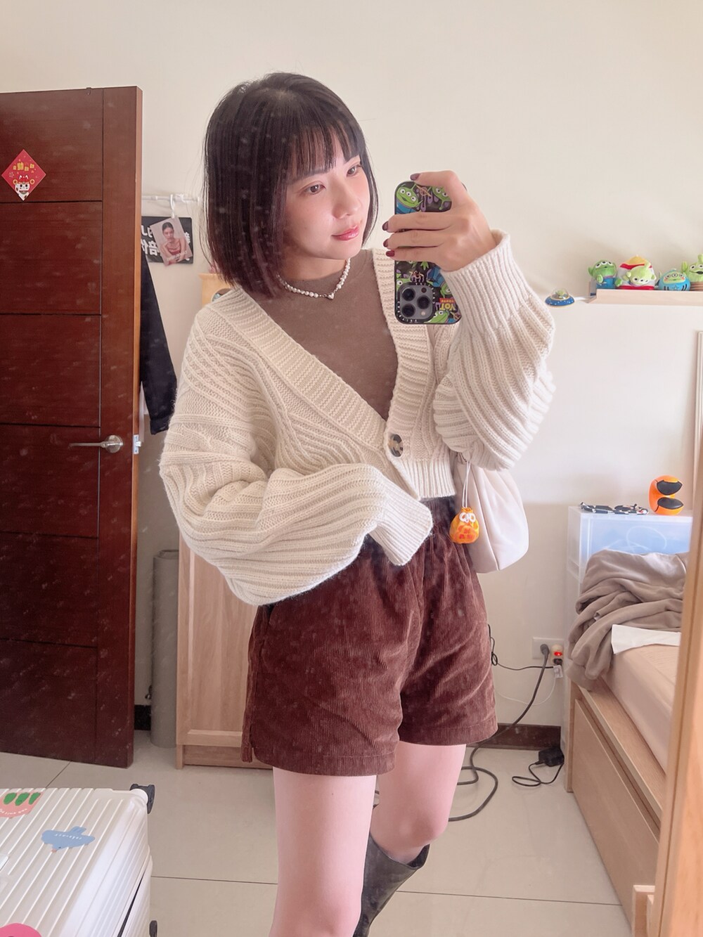 ブラック系のブーツを着用したレディースの冬コーディネートの2枚目の写真