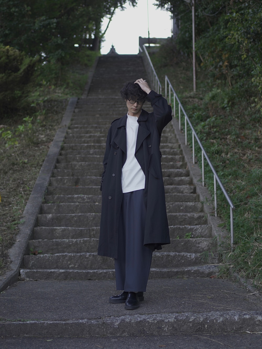 ブラック系のジャケット/アウター、ホワイト系のTシャツ/カットソー、ブルー系のスラックスを着用したメンズの秋コーディネートの2枚目の写真