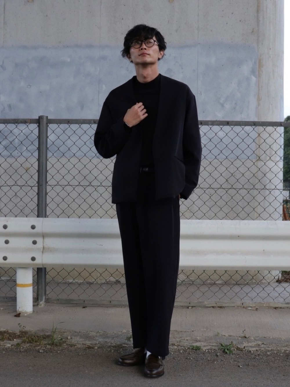 ブラック系のTシャツ/カットソー、ブラック系のセットアップ、ブラウン系のローファーを着用したメンズの秋コーディネートの2枚目の写真