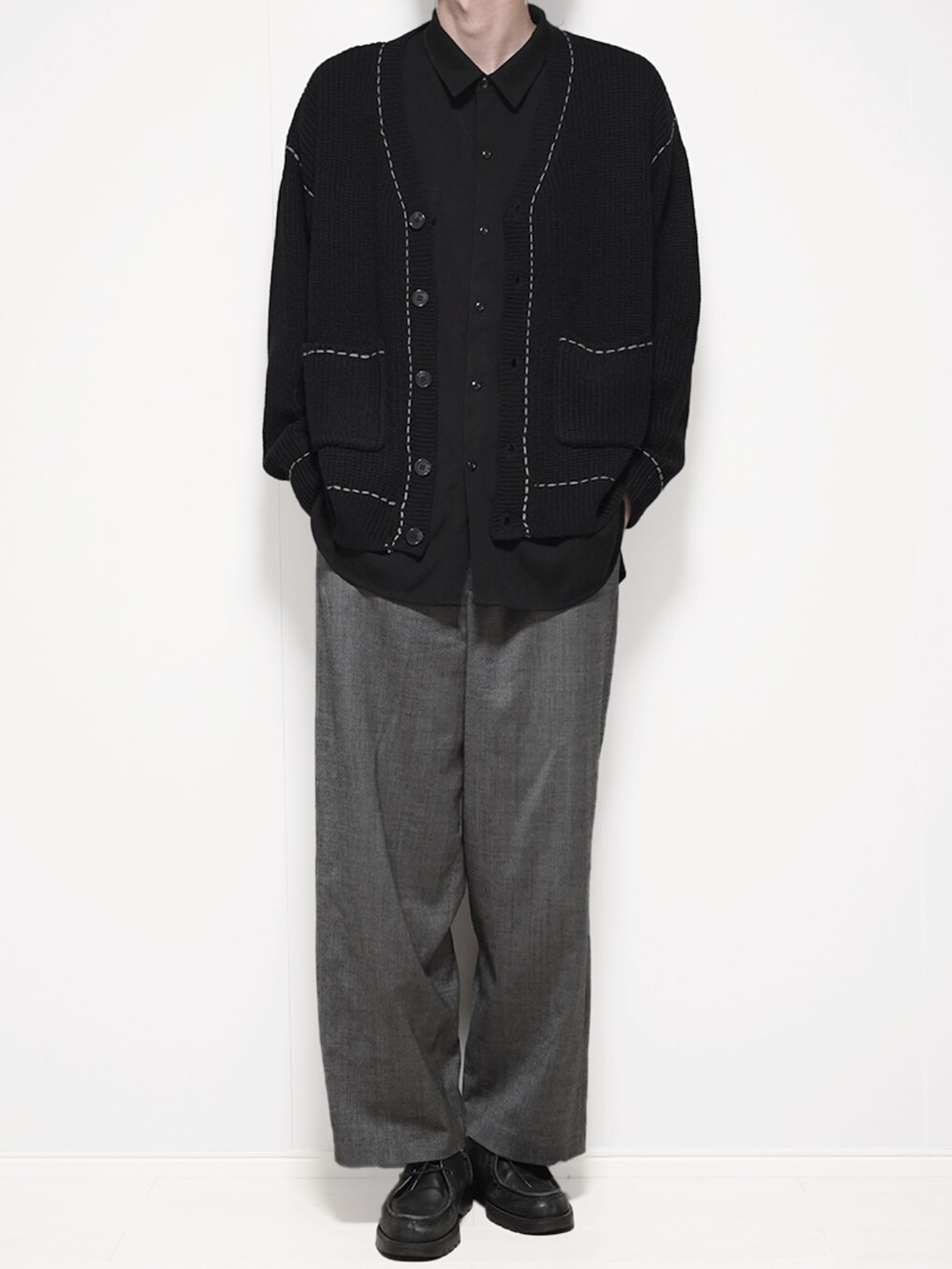 ブラック系のシャツ/ブラウス、ブラック系のカーディガン/ボレロ、グレー系のスラックスを着用したメンズの秋コーディネートの2枚目の写真