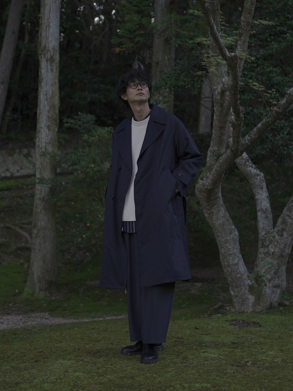 ブルー系のトレンチコート、ホワイト系のニット/セーター、ブルー系のシャツ/ブラウスを着用したメンズの冬コーディネートの3枚目の写真