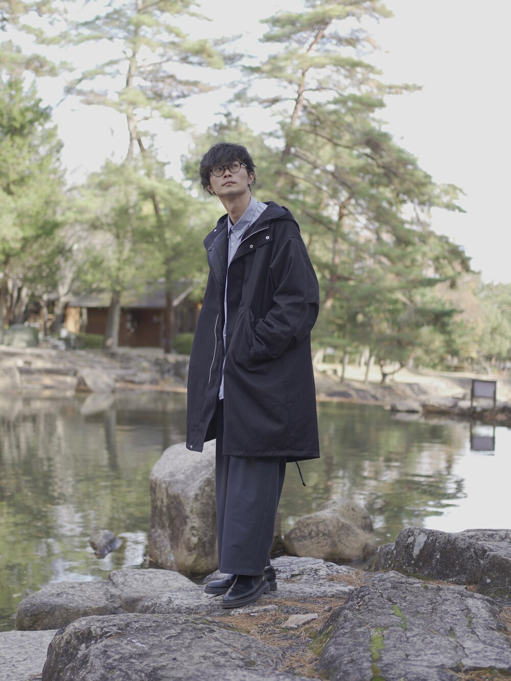 ブラック系のモッズコート、ブルー系のシャツ/ブラウス、ブルー系のスラックスを着用したメンズの冬コーディネートの3枚目の写真