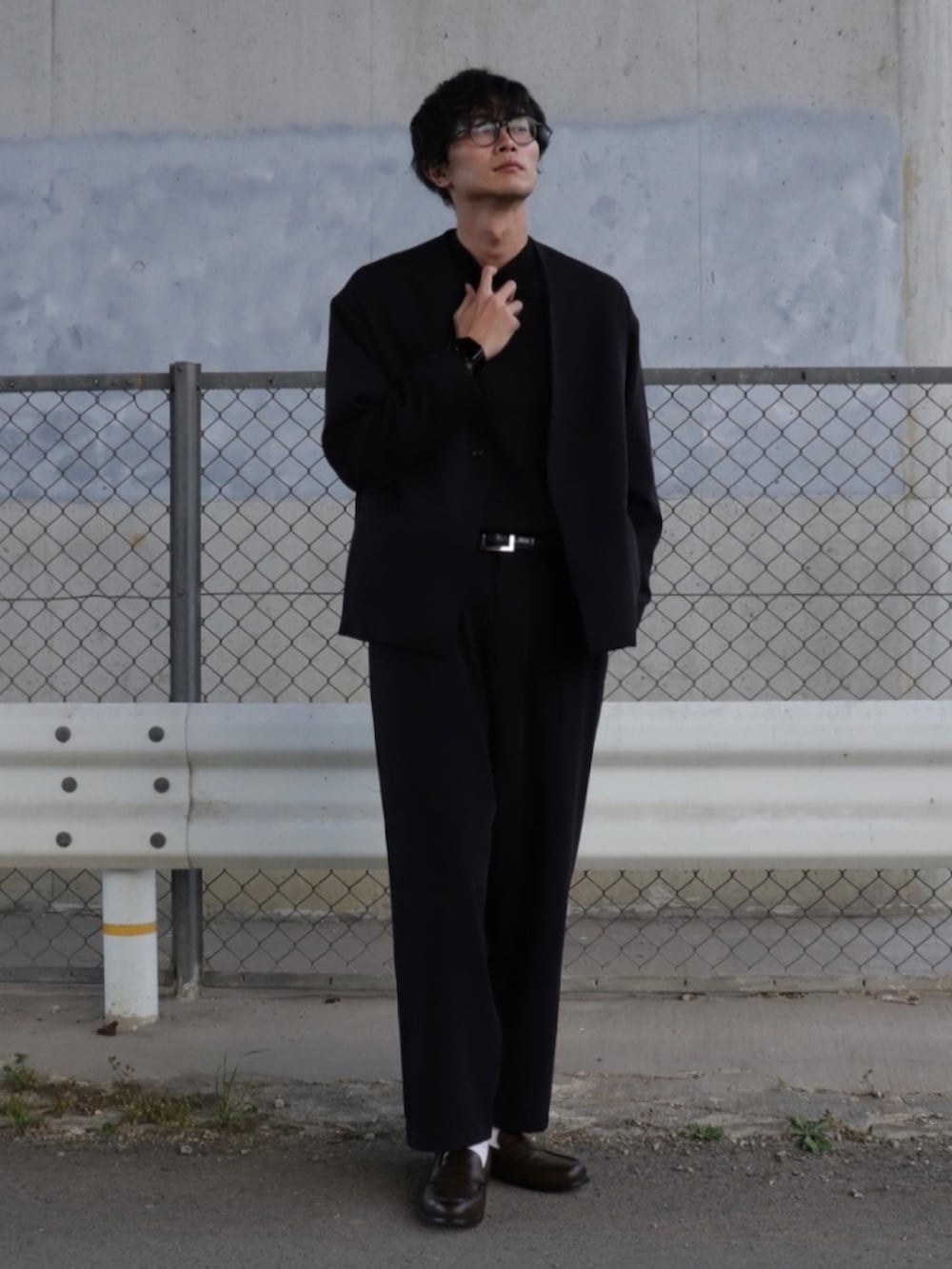 ブラック系のTシャツ/カットソー、ブラック系のセットアップ、ブラウン系のローファーを着用したメンズの秋コーディネートの3枚目の写真