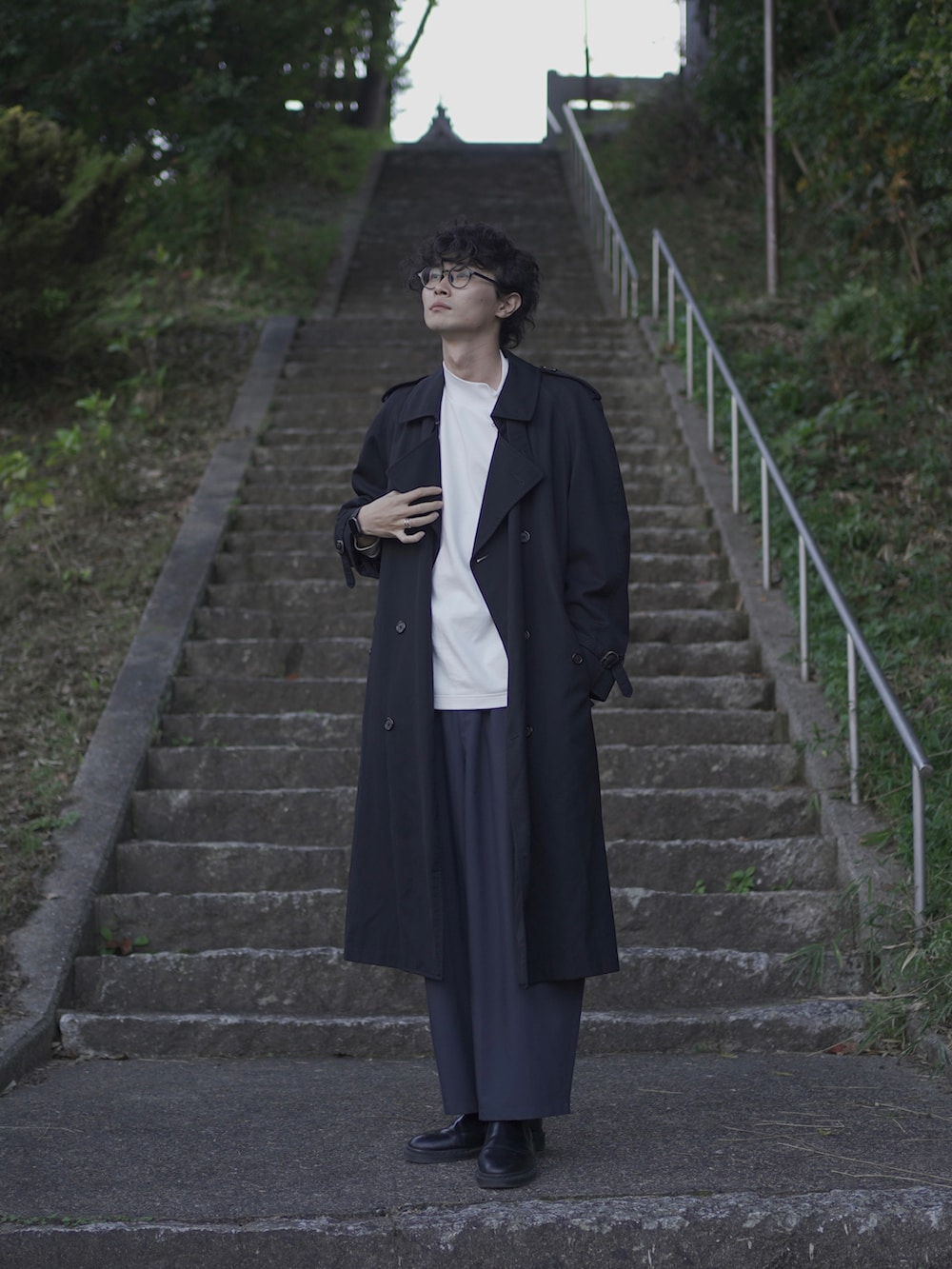 ブラック系のジャケット/アウター、ホワイト系のTシャツ/カットソー、ブルー系のスラックスを着用したメンズの秋コーディネートの3枚目の写真