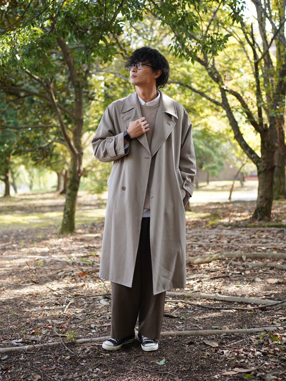 「大人カジュアル、ワイドパンツ、ロングコート、レイヤードスタイル、レイヤード、ベージュ、ベージュコーデ、白シャツ、ニット、秋、コンバース」｜「shiki tokyoのOVERSIZED SIDERACE STITCH KNIT / オーバーサイズサイドレースステッチニット（ニット/セーター、ベージュ系）」を使った、Tomさん（メンズ・186cm）の秋コーディネートの3枚目の写真