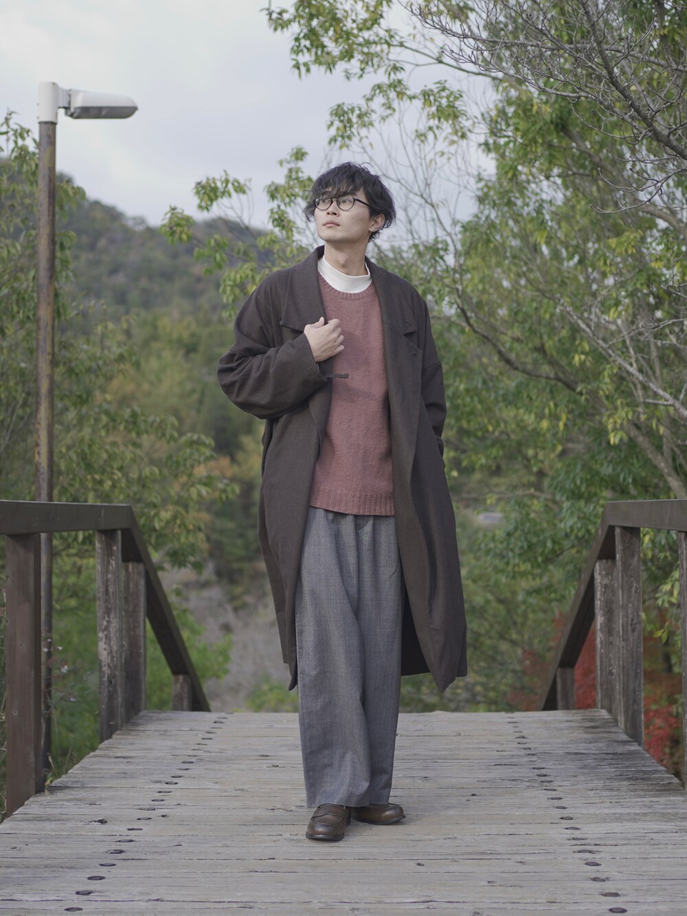 ブラウン系のトレンチコートを着用したメンズの秋コーディネートの3枚目の写真