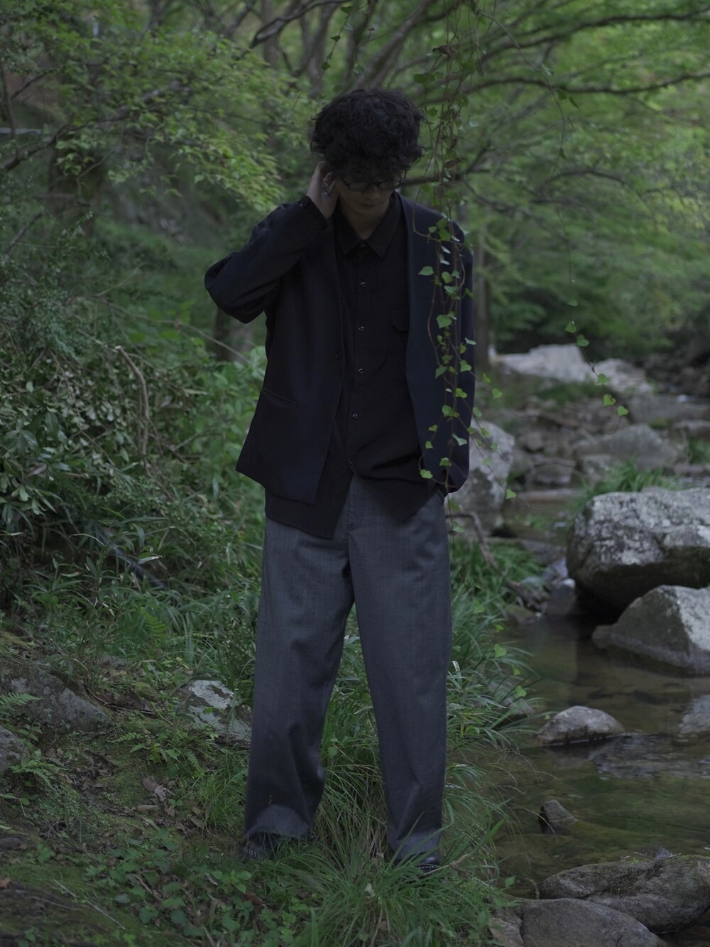 ブラック系のセットアップ、ブラック系のシャツ/ブラウス、グレー系のスラックスを着用したメンズの秋コーディネートの2枚目の写真