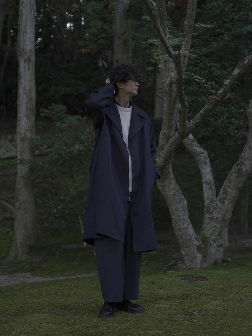 ブルー系のトレンチコート、ホワイト系のニット/セーター、ブルー系のシャツ/ブラウスを着用したメンズの冬コーディネートの2枚目の写真