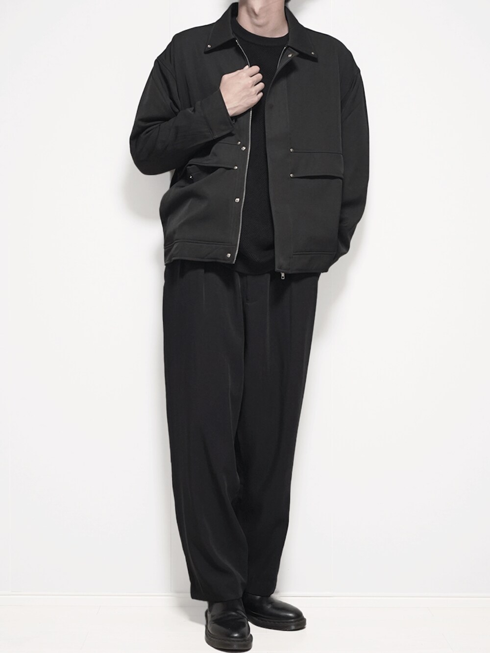 ブラック系のブルゾン、ブラック系のニット/セーター、ブラック系のセットアップを着用したメンズの秋コーディネートの2枚目の写真