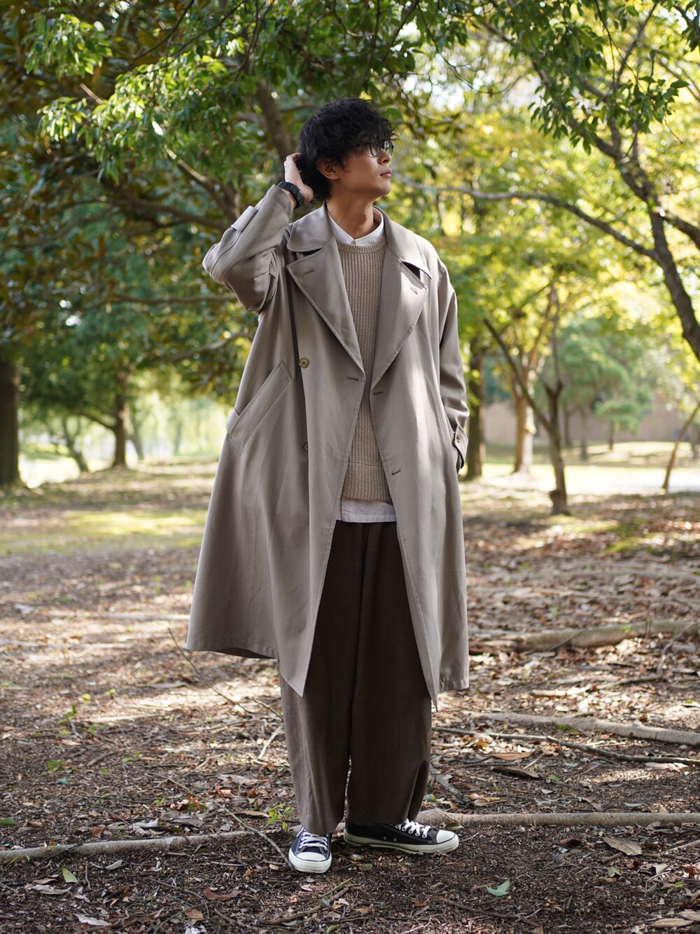 「大人カジュアル、ワイドパンツ、ロングコート、レイヤードスタイル、レイヤード、ベージュ、ベージュコーデ、白シャツ、ニット、秋、コンバース」｜「shiki tokyoのOVERSIZED SIDERACE STITCH KNIT / オーバーサイズサイドレースステッチニット（ニット/セーター、ベージュ系）」を使った、Tomさん（メンズ・186cm）の秋コーディネートの4枚目の写真