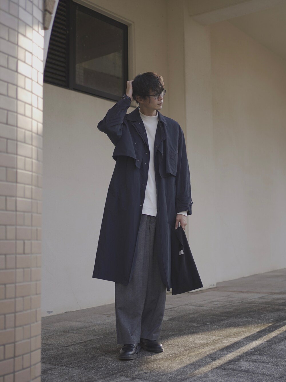 ブルー系のジャケット/アウター、ホワイト系のTシャツ/カットソー、ブラック系のバッグを着用したメンズの秋コーディネートの2枚目の写真