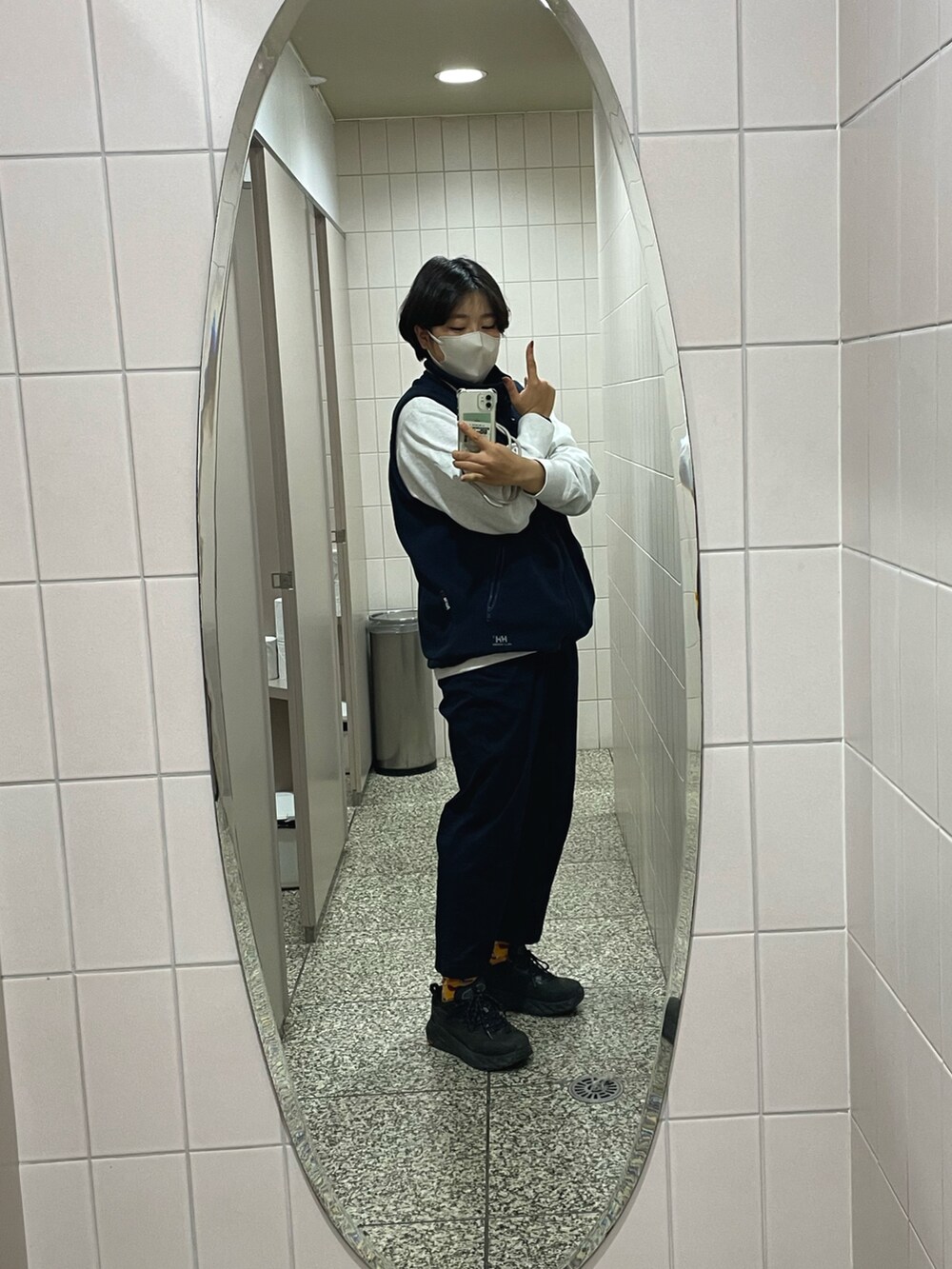 ブルー系のベストを着用したレディースの冬コーディネートの2枚目の写真