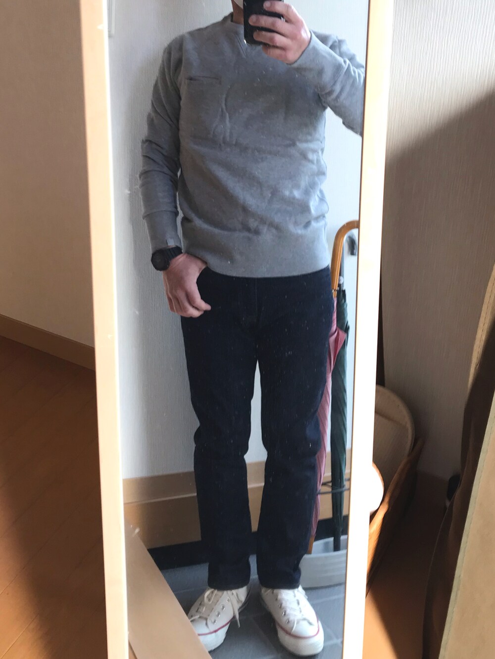 ホワイト系のブルゾン、ブルー系のデニムパンツ、ホワイト系のスニーカーを着用したメンズの冬コーディネートの2枚目の写真