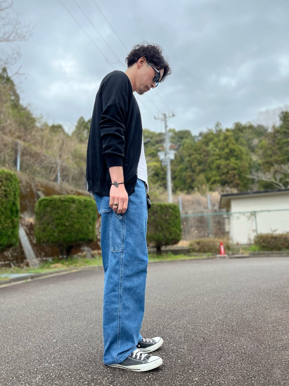 ホワイト系のTシャツ/カットソー、ブラック系のカーディガン/ボレロ、ブルー系のパンツを着用したメンズの春コーディネートの2枚目の写真