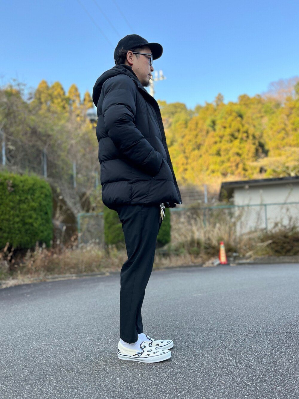 ブラック系のパーカー、ブラック系のダウンジャケット/コート、ブラック系のその他パンツを着用したメンズの冬コーディネートの4枚目の写真