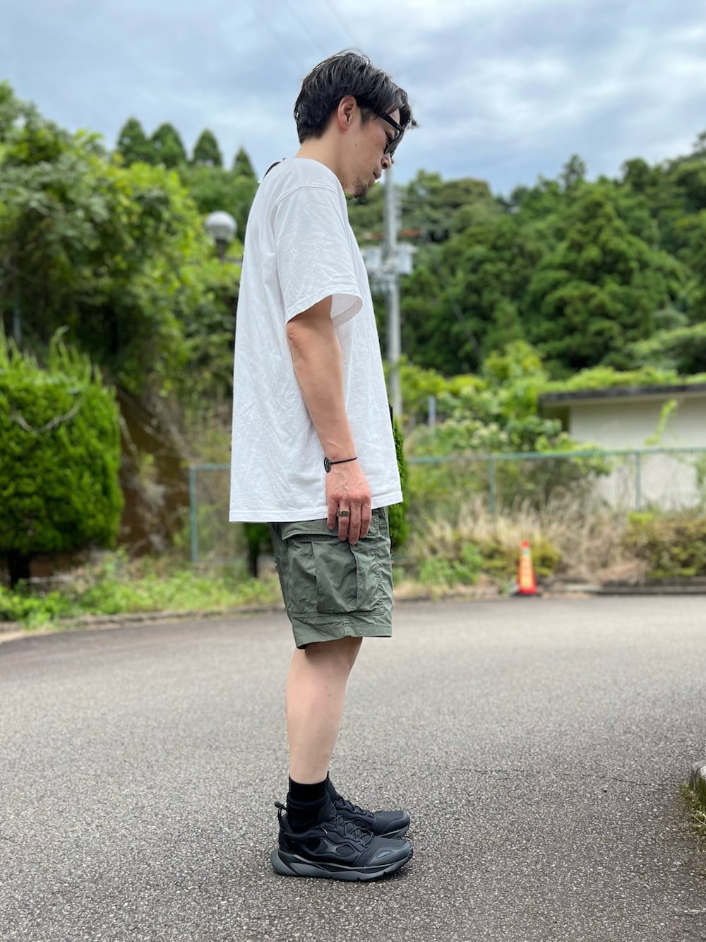 ホワイト系のTシャツ/カットソー、グリーン系のその他パンツ、ブラック系のスニーカーを着用したメンズの夏コーディネートの4枚目の写真