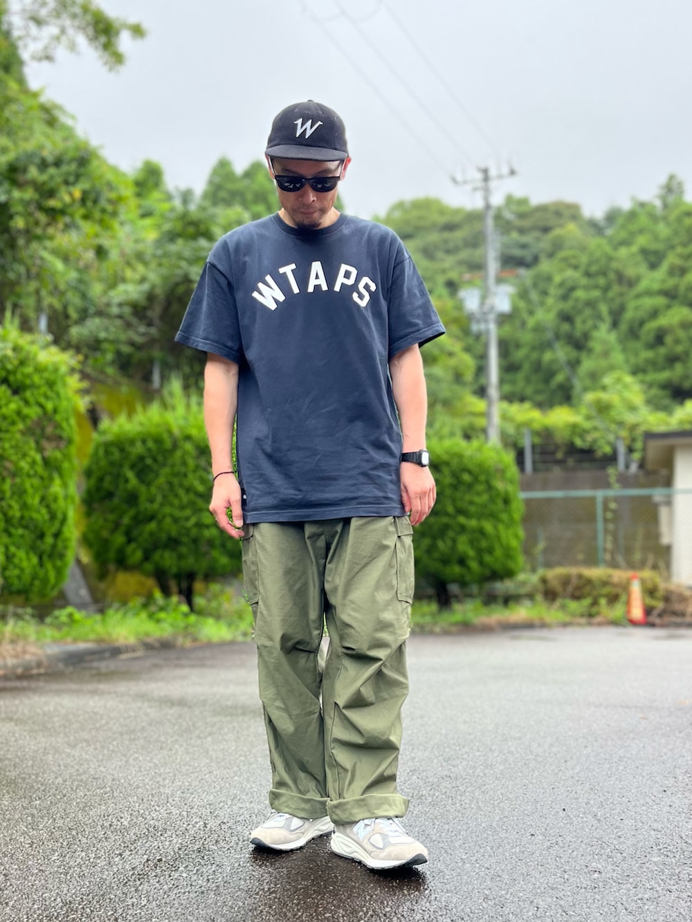 ブルー系のTシャツ/カットソー、グリーン系のカーゴパンツ、グレー系のスニーカーを着用したメンズの夏コーディネートの4枚目の写真