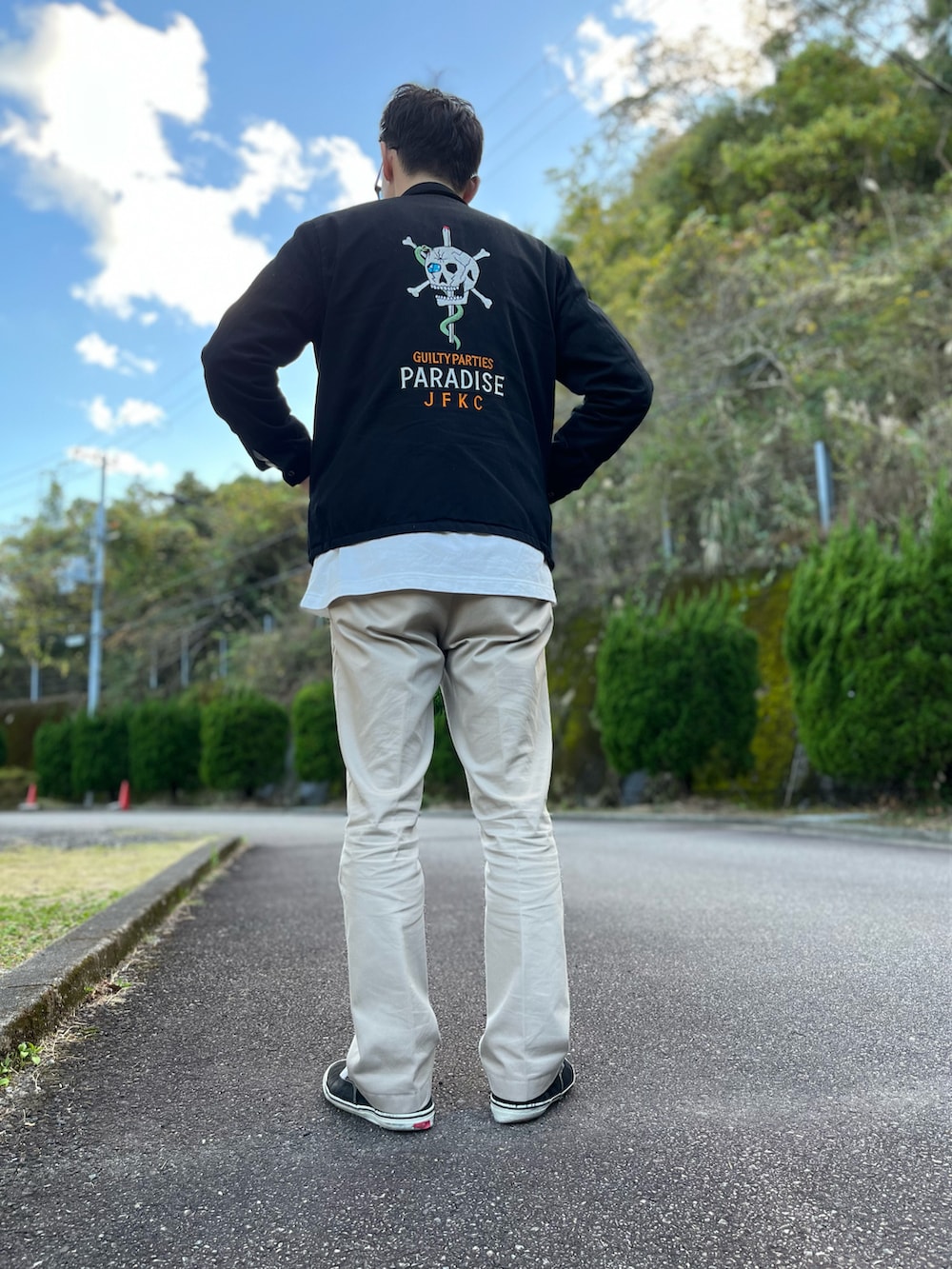 ホワイト系のTシャツ/カットソー、ブラック系のミリタリージャケット、ベージュ系のその他パンツを着用したメンズの秋コーディネートの3枚目の写真