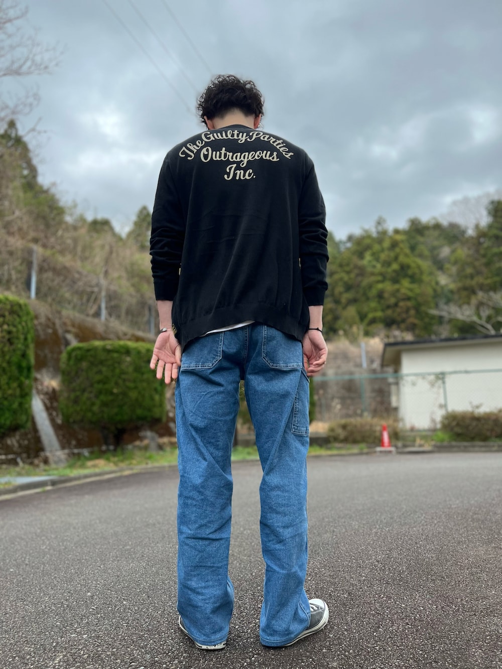 ホワイト系のTシャツ/カットソー、ブラック系のカーディガン/ボレロ、ブルー系のパンツを着用したメンズの春コーディネートの3枚目の写真