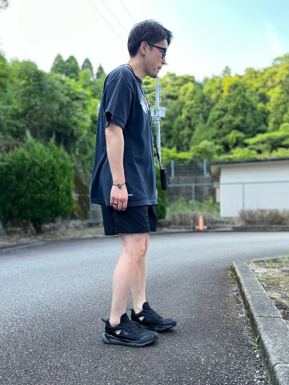 ブルー系のTシャツ/カットソー、ブラック系のその他パンツ、ブラック系のスニーカーを着用したメンズの夏コーディネートの2枚目の写真