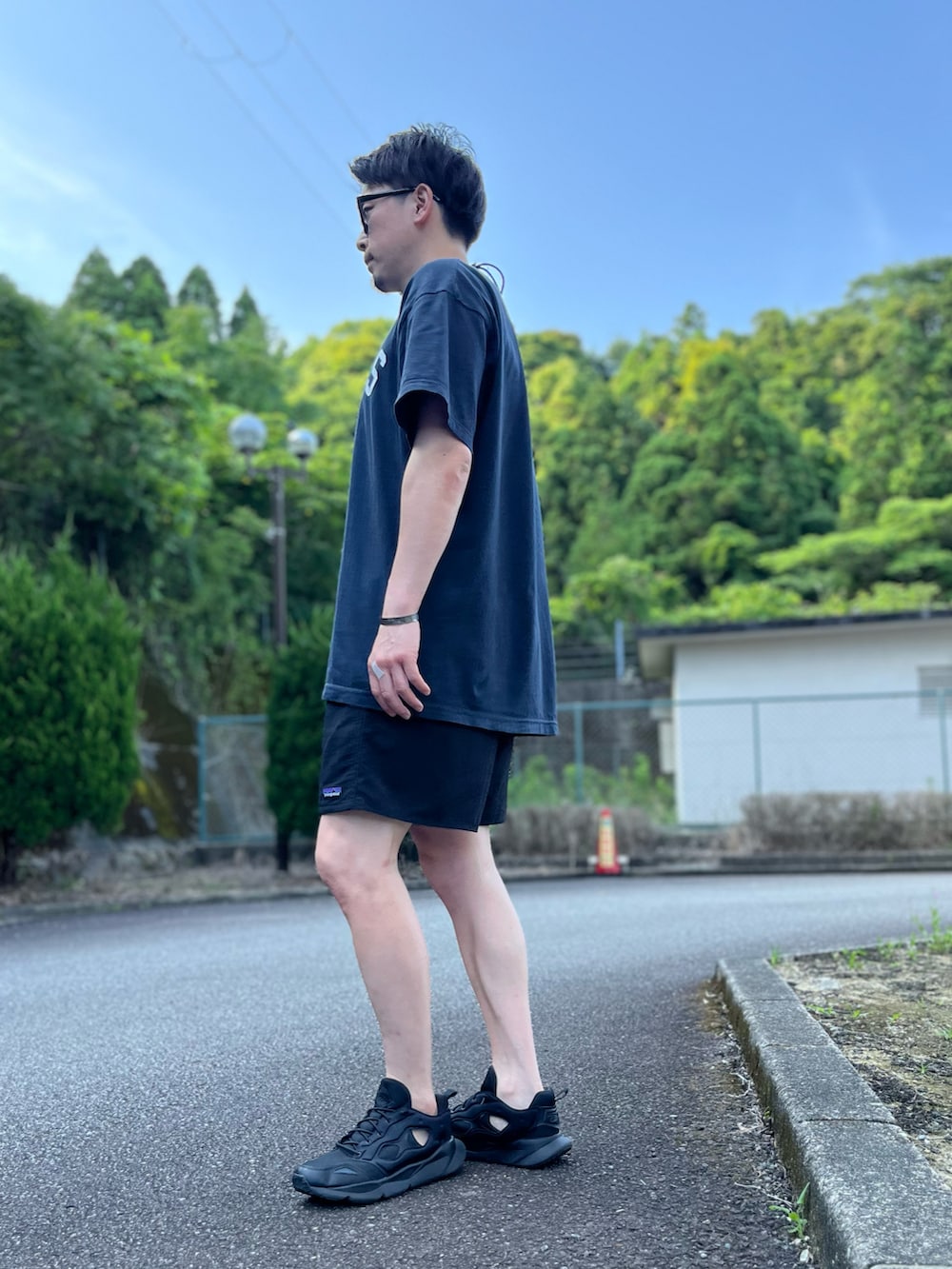 ブルー系のTシャツ/カットソー、ブラック系のその他パンツ、ブラック系のスニーカーを着用したメンズの夏コーディネートの4枚目の写真