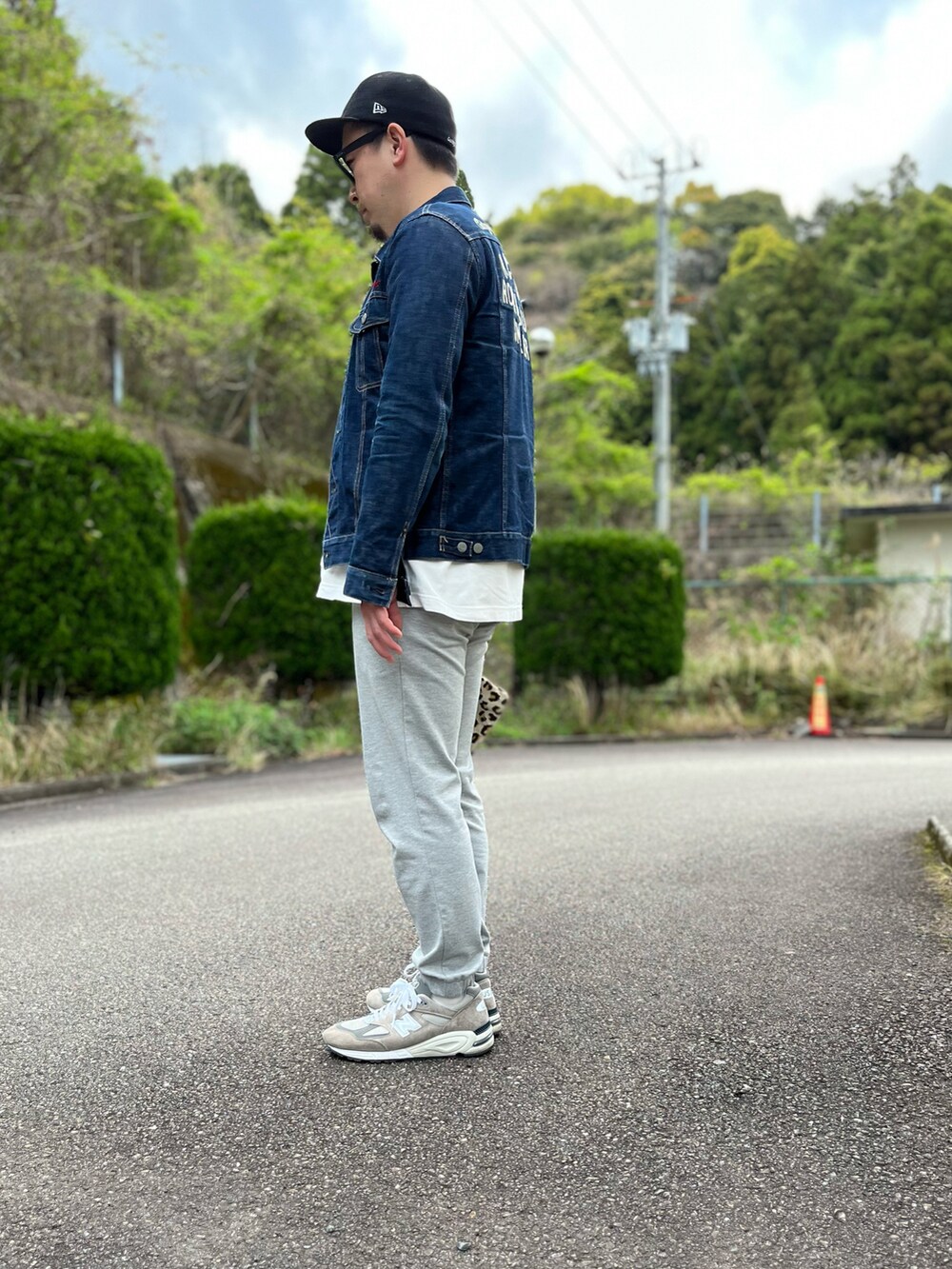ブルー系のデニムジャケット、ホワイト系のTシャツ/カットソー、グレー系のスウェットパンツを着用したメンズの春コーディネートの4枚目の写真