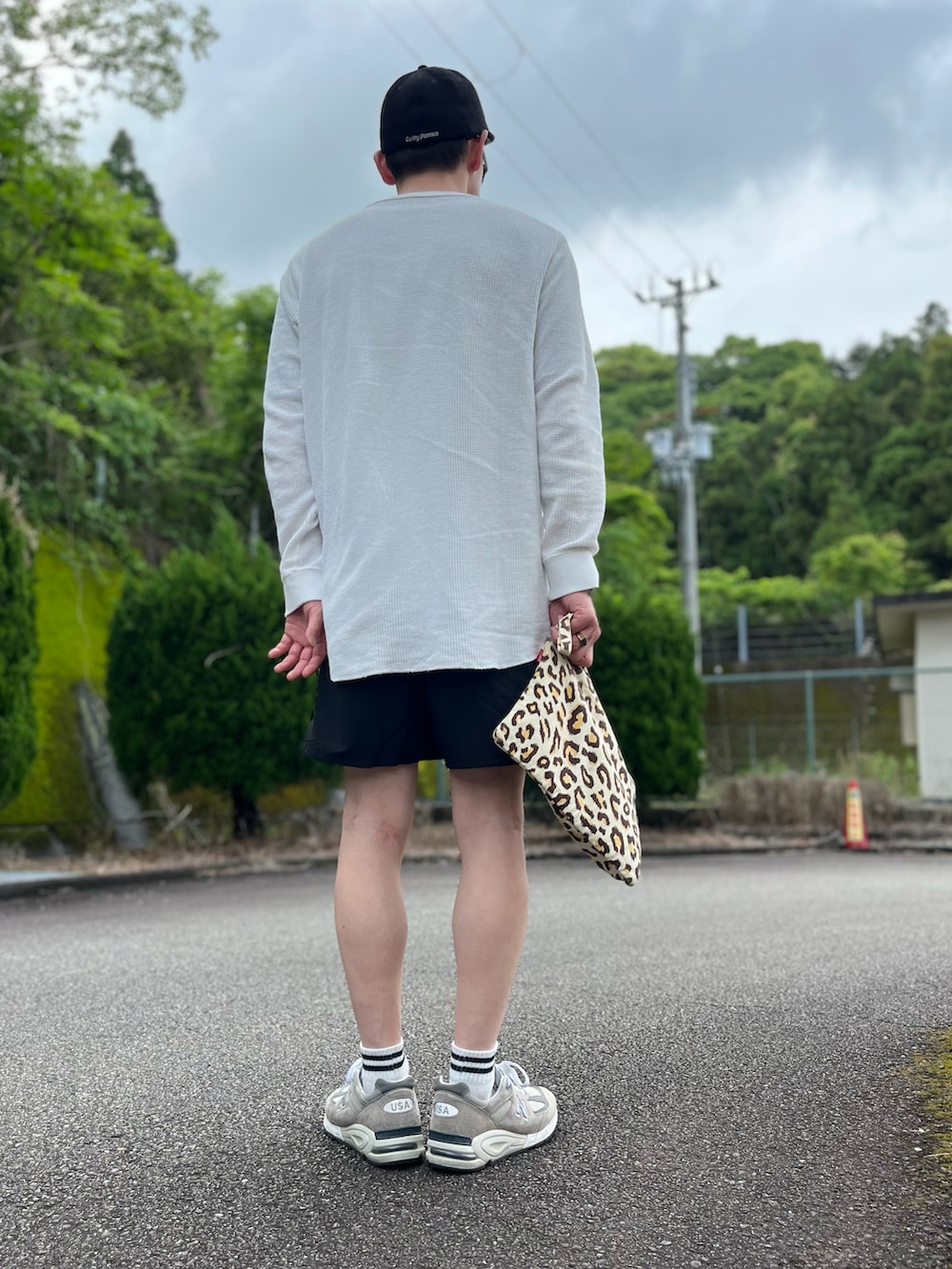 ホワイト系のTシャツ/カットソー、ブラック系のその他パンツ、グレー系のスニーカーを着用したメンズの春コーディネートの3枚目の写真