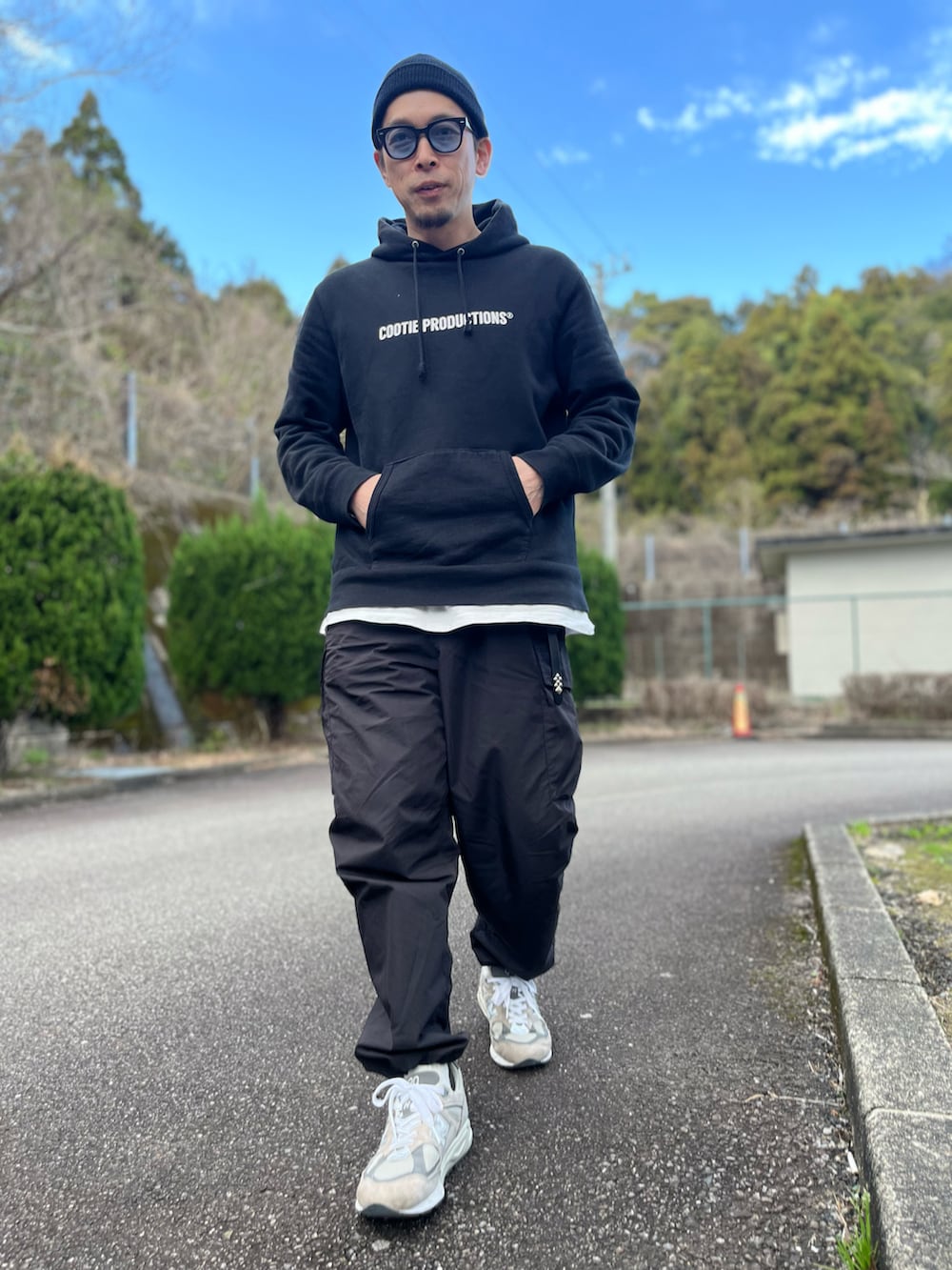 ブラック系のパーカー、ホワイト系のTシャツ/カットソー、グレー系のスニーカーを着用したメンズの冬コーディネートの5枚目の写真