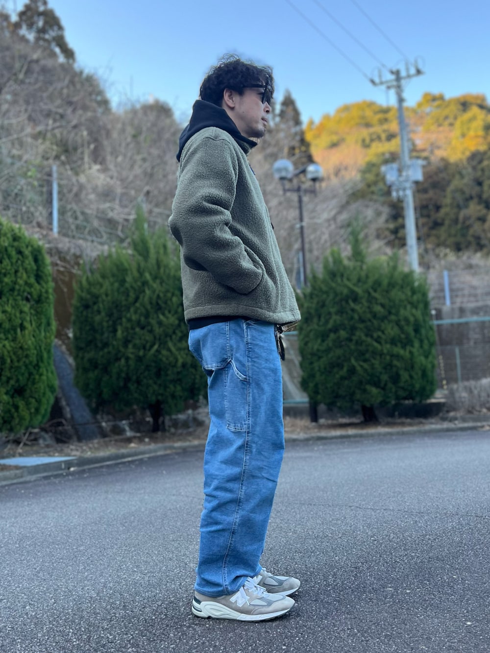 グリーン系のその他トップス、ブラック系のパーカー、ブルー系のパンツを着用したメンズの冬コーディネートの2枚目の写真