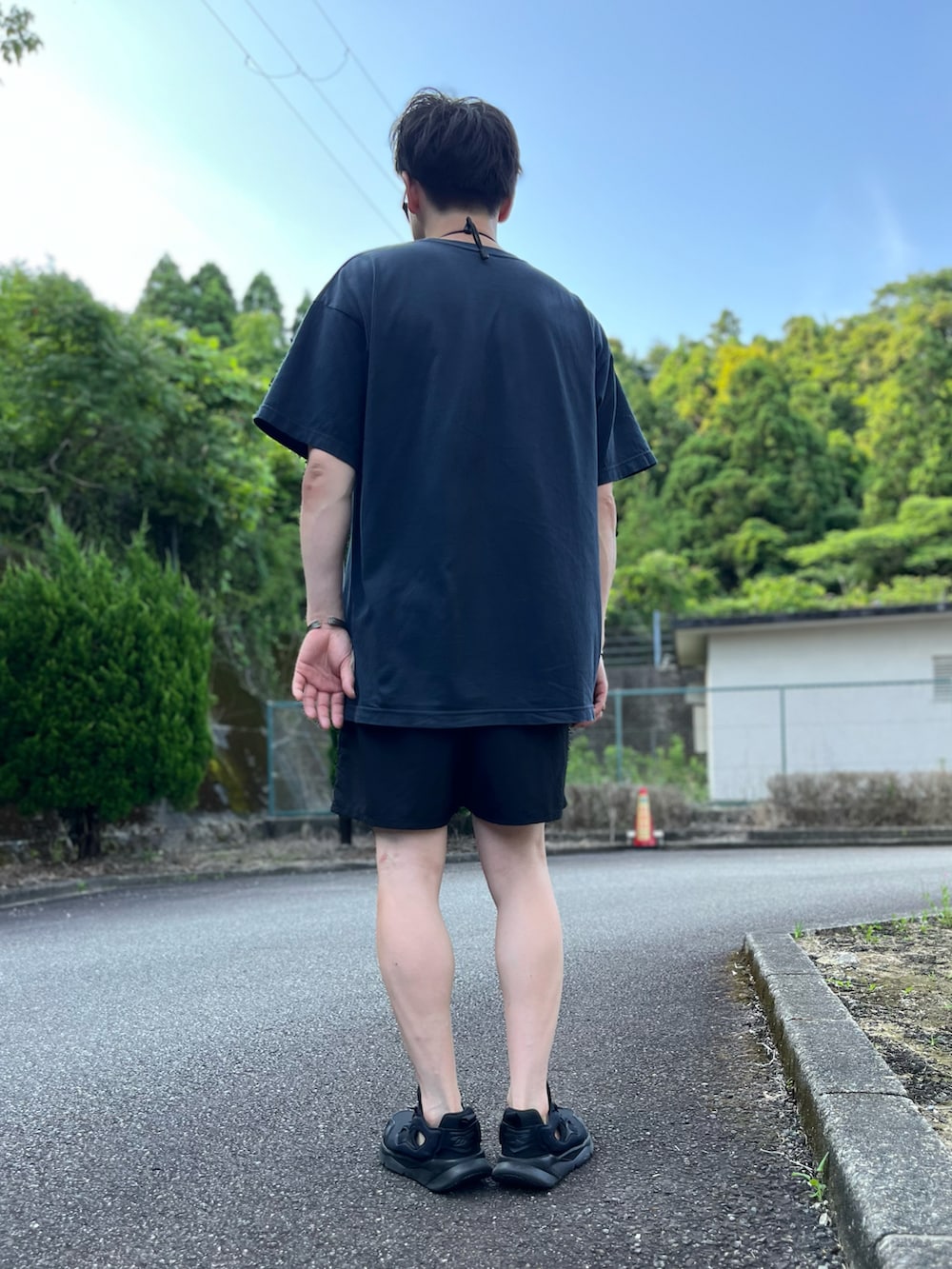 ブルー系のTシャツ/カットソー、ブラック系のその他パンツ、ブラック系のスニーカーを着用したメンズの夏コーディネートの3枚目の写真