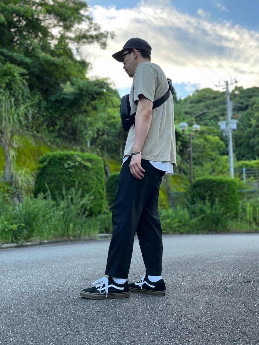 ブラック系のボディバッグ/ウエストポーチ、ホワイト系のTシャツ/カットソー、ホワイト系のタンクトップを着用したメンズの夏コーディネートの4枚目の写真