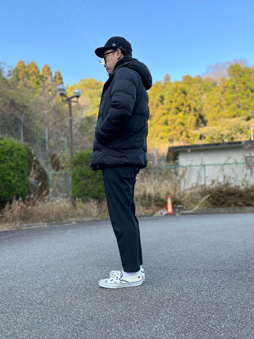 ブラック系のパーカー、ブラック系のダウンジャケット/コート、ブラック系のその他パンツを着用したメンズの冬コーディネートの2枚目の写真