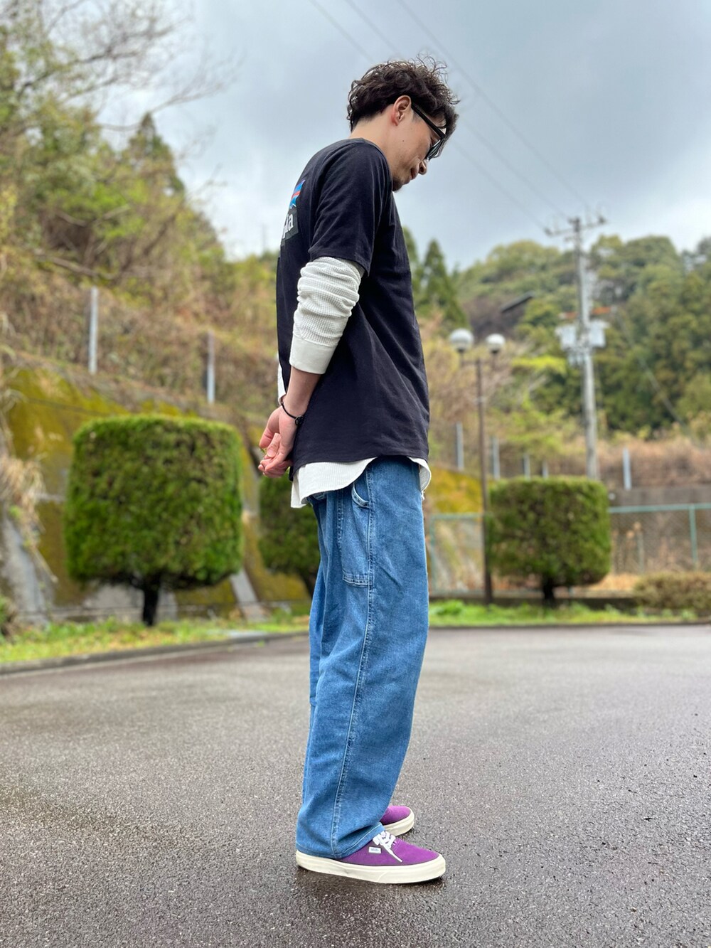 ブラック系のTシャツ/カットソー、ホワイト系のTシャツ/カットソー、ブルー系のパンツを着用したメンズの春コーディネートの2枚目の写真
