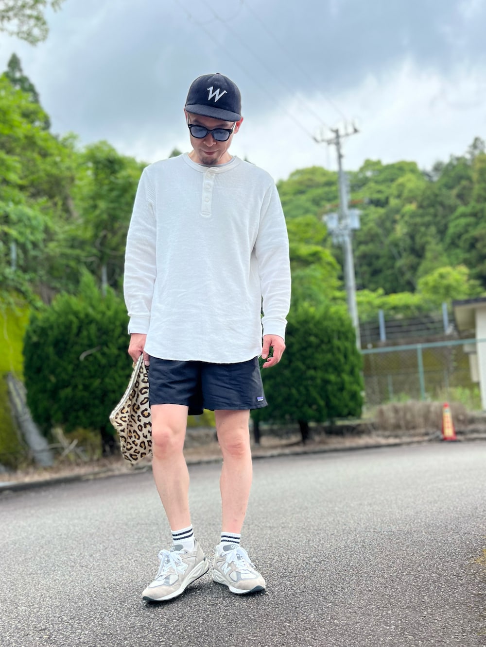 ホワイト系のTシャツ/カットソー、ブラック系のその他パンツ、グレー系のスニーカーを着用したメンズの春コーディネートの5枚目の写真