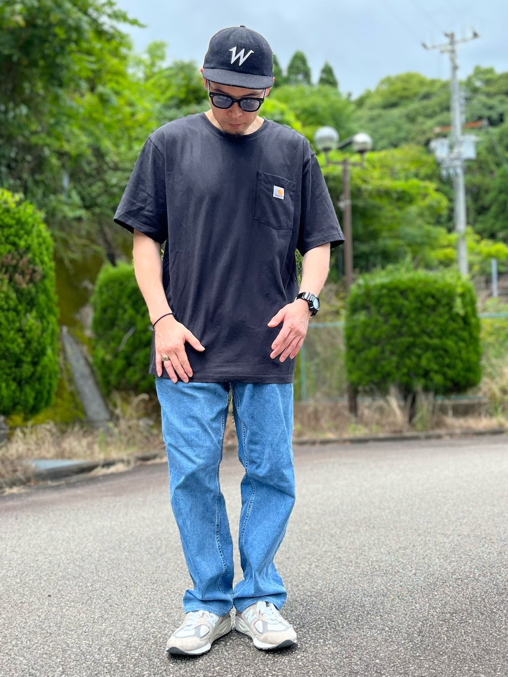 ブラック系のTシャツ/カットソー、ブルー系のパンツ、グレー系のスニーカーを着用したメンズの夏コーディネートの5枚目の写真