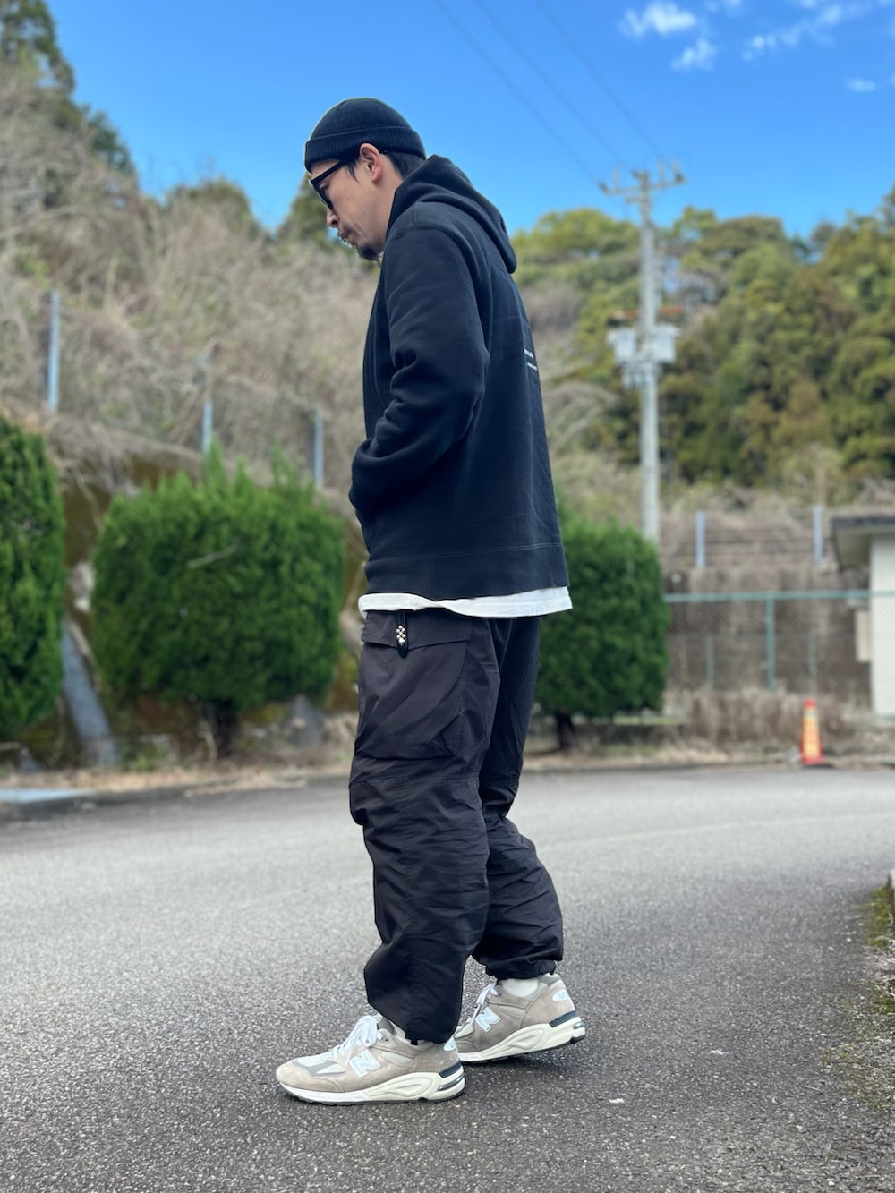 ブラック系のパーカー、ホワイト系のTシャツ/カットソー、グレー系のスニーカーを着用したメンズの冬コーディネートの4枚目の写真