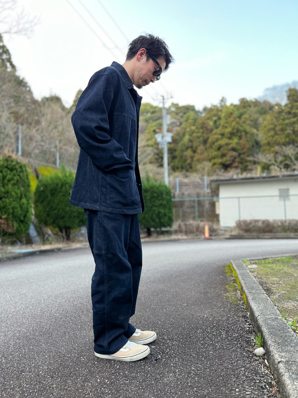 ブルー系のデニムジャケット、ホワイト系のTシャツ/カットソー、ブルー系のパンツを着用したメンズの冬コーディネートの2枚目の写真