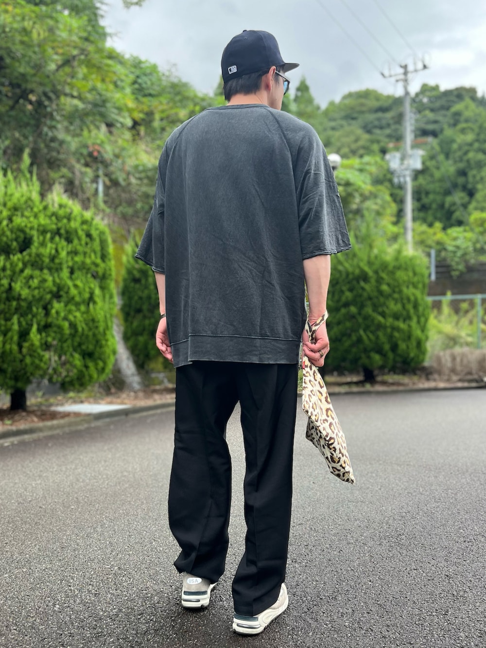 その他のトップス、ブラック系のスラックス、グレー系のスニーカーを着用したメンズの秋コーディネートの3枚目の写真