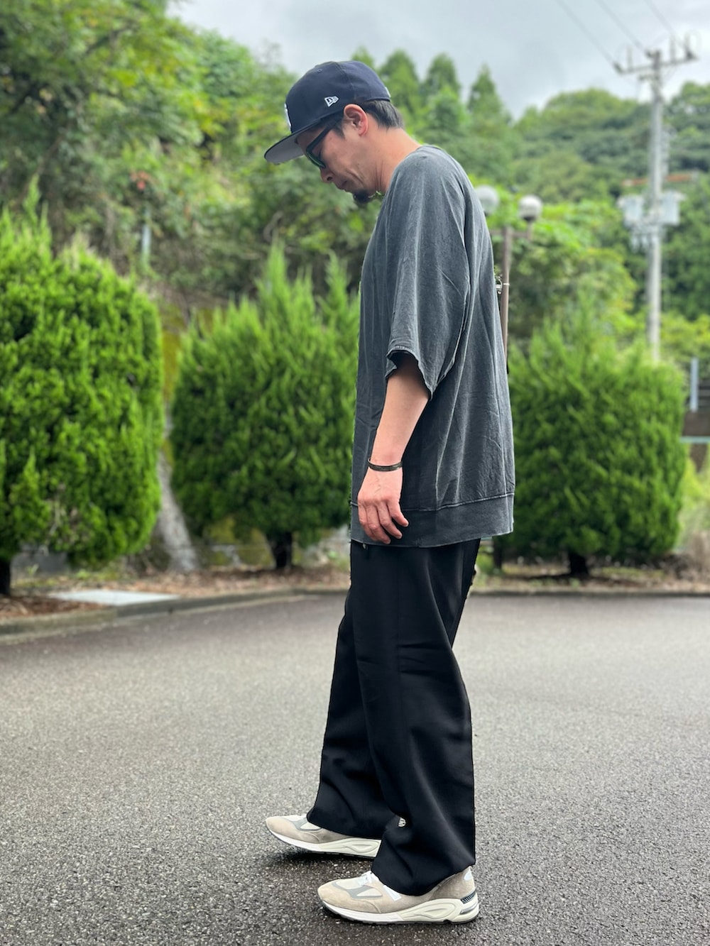 その他のトップス、ブラック系のスラックス、グレー系のスニーカーを着用したメンズの秋コーディネートの4枚目の写真