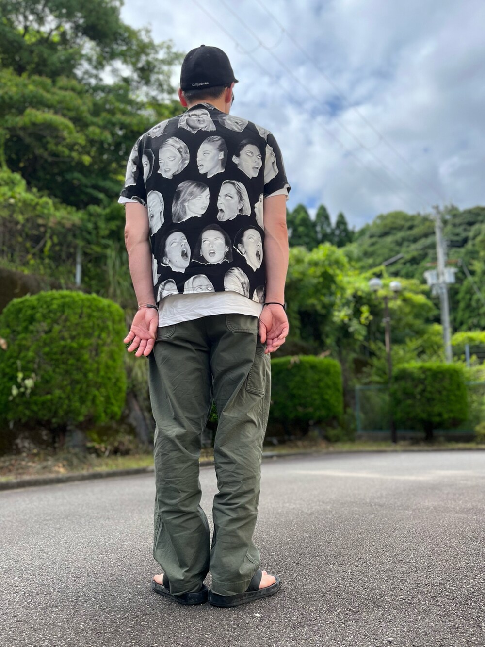 ブラック系のシャツ/ブラウス、ホワイト系のTシャツ/カットソー、グリーン系のパンツを着用したメンズの夏コーディネートの2枚目の写真