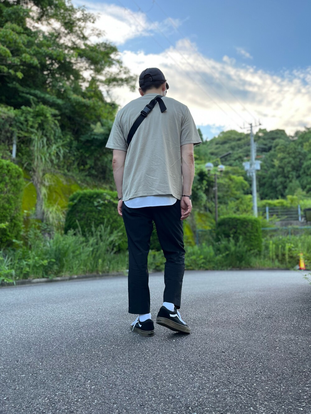 ブラック系のボディバッグ/ウエストポーチ、ホワイト系のTシャツ/カットソー、ホワイト系のタンクトップを着用したメンズの夏コーディネートの3枚目の写真