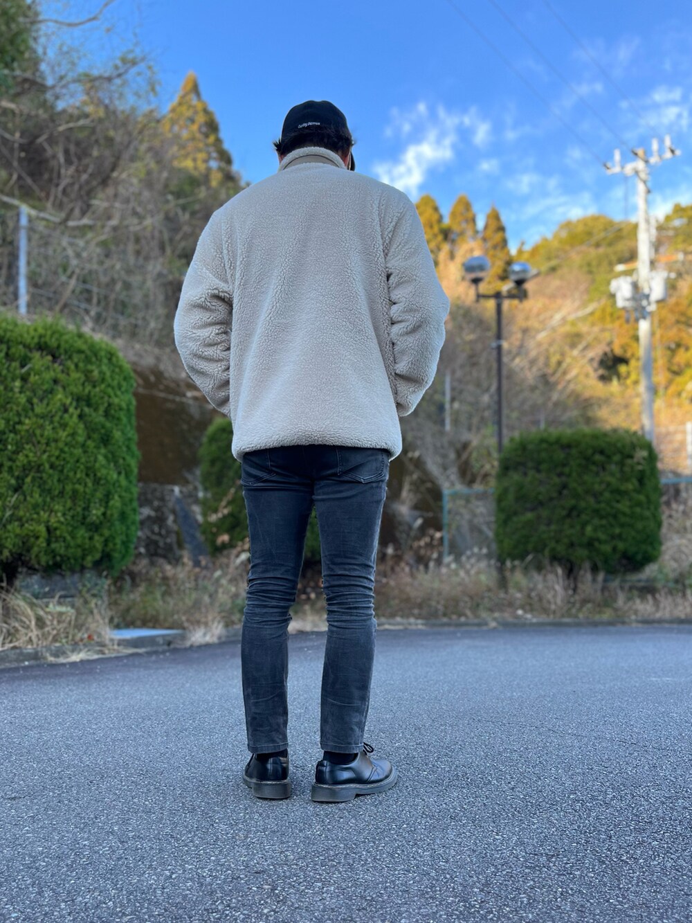 ベージュ系のジャケット/アウター、ブラック系のパンツ、ブラック系のブーツを着用したメンズの冬コーディネートの3枚目の写真