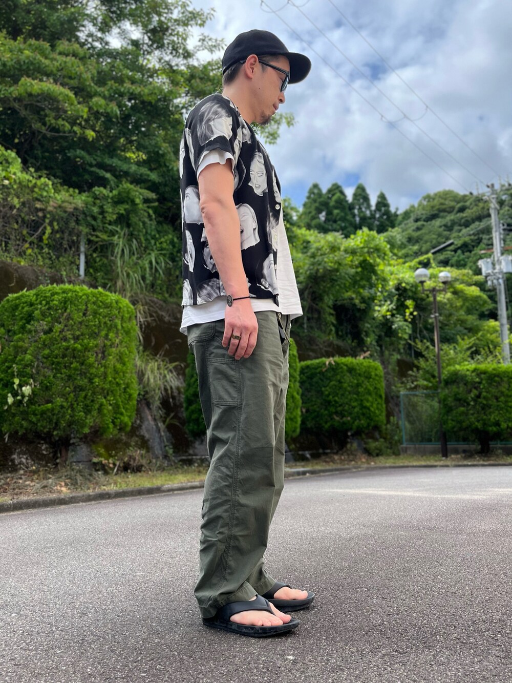 ブラック系のシャツ/ブラウス、ホワイト系のTシャツ/カットソー、グリーン系のパンツを着用したメンズの夏コーディネートの4枚目の写真