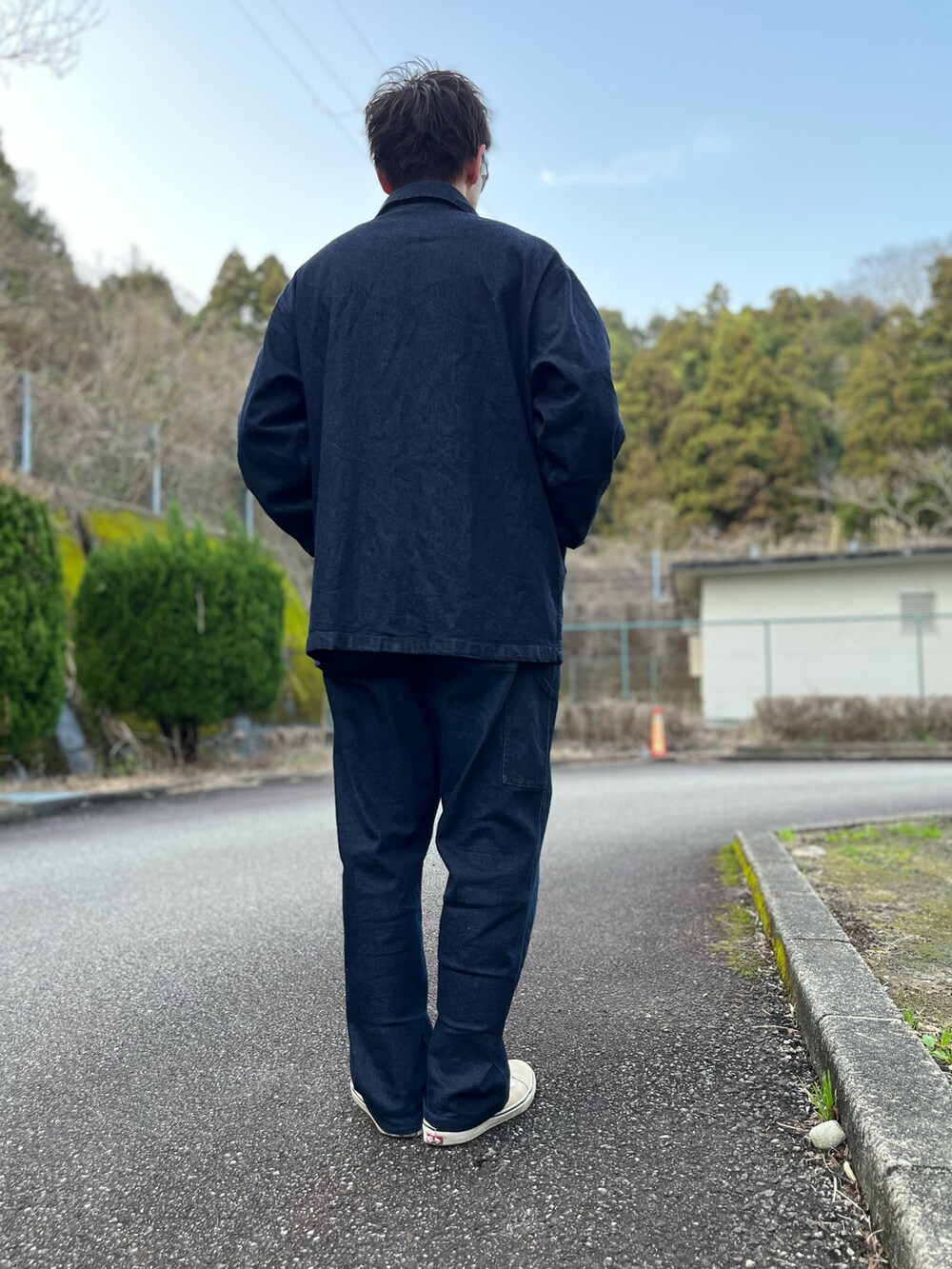 ブルー系のデニムジャケット、ホワイト系のTシャツ/カットソー、ブルー系のパンツを着用したメンズの冬コーディネートの3枚目の写真